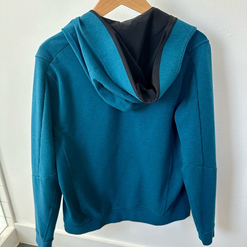Lululemon Jacket in Turquoise Color. Small. - Picture 3 of 3